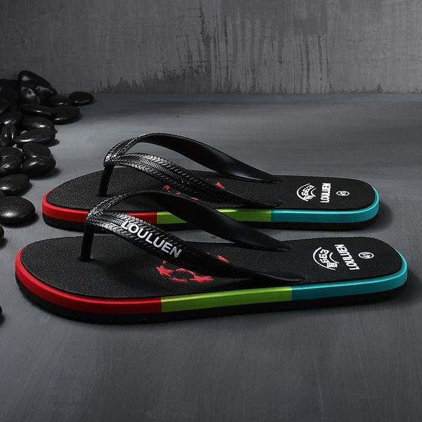 Ανδρικές παντόφλες χρωματιστές ανάμεσα στα δάχτυλα με μια επιγραφή