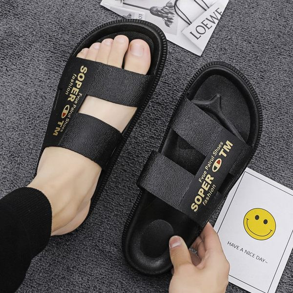 Νέο μοντέλο παντόφλες παραλίας με επίπεδη σόλα και επιγραφή για άνδρες