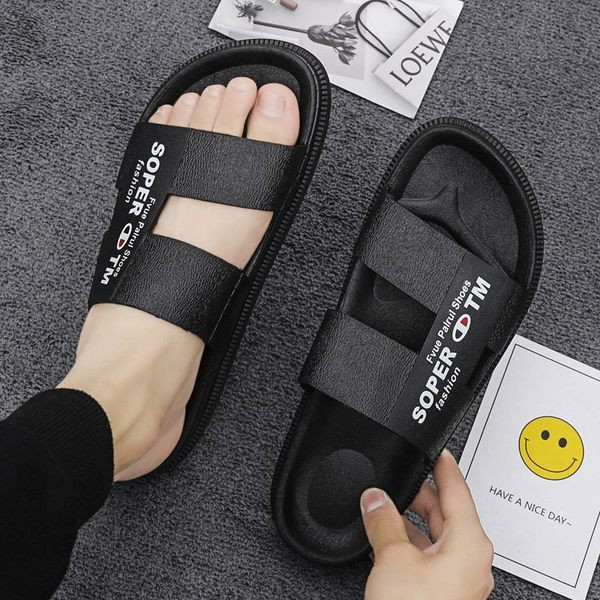 Νέο μοντέλο παντόφλες παραλίας με επίπεδη σόλα και επιγραφή για άνδρες