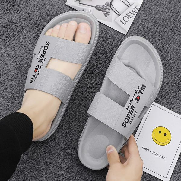 Νέο μοντέλο παντόφλες παραλίας με επίπεδη σόλα και επιγραφή για άνδρες