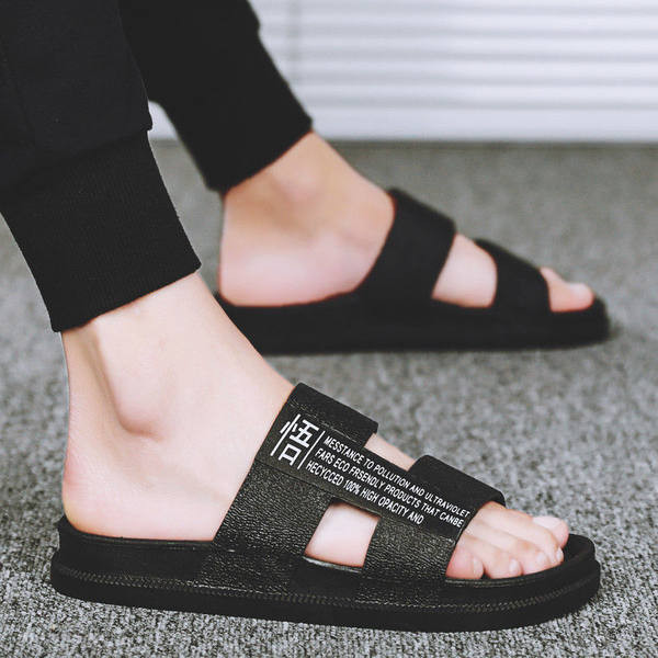 Νέο μοντέλο παντόφλες παραλίας με επίπεδη σόλα και επιγραφή για άνδρες