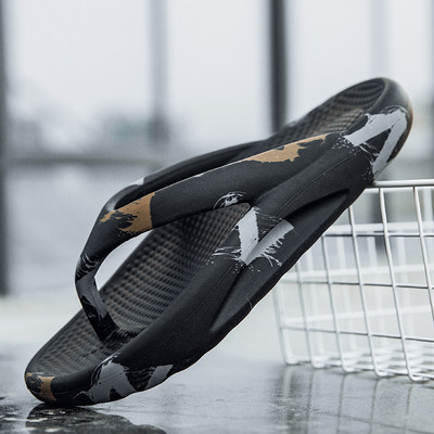 Ikdienas vīriešu flip-flops starp pirkstiem