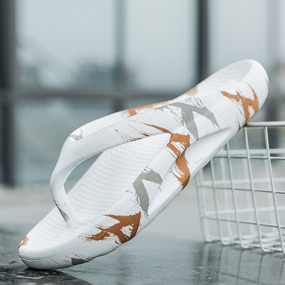 Ikdienas vīriešu flip-flops starp pirkstiem