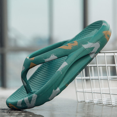 Ikdienas vīriešu flip-flops starp pirkstiem