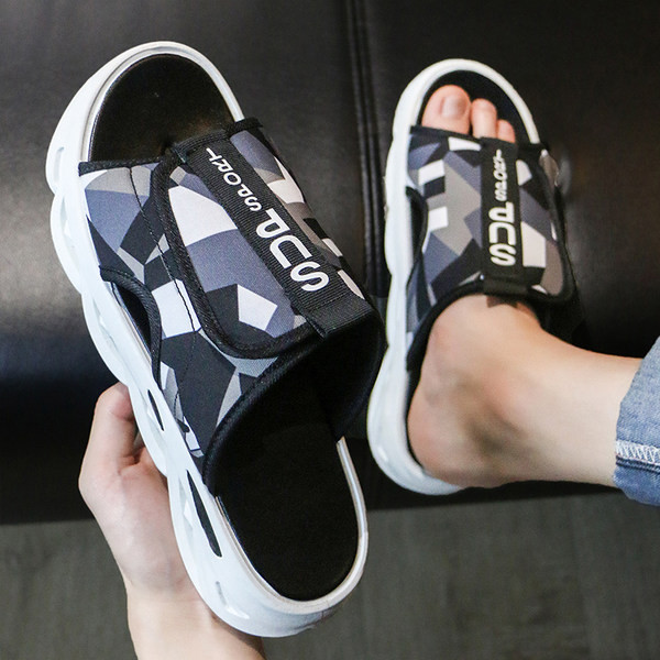 Alkalmi férfi papucs matricákkal