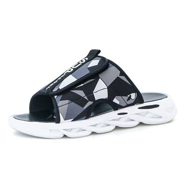 Alkalmi férfi papucs matricákkal