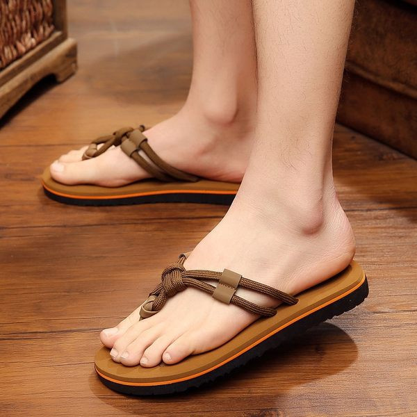 Férfi alkalmi lábujjak a lábujjak között lapos talppal