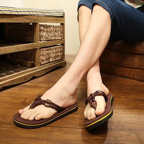 Férfi alkalmi lábujjak a lábujjak között lapos talppal