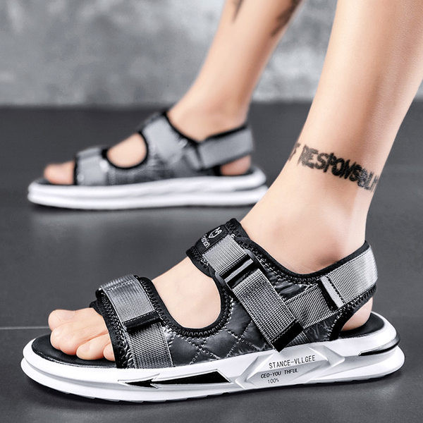 Ανδρικά σανδάλια με επίπεδη σόλα και ρυθμιζόμενα λουριά