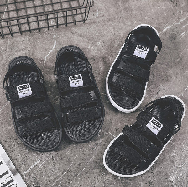Vīriešu noapaļotas sandales ar velcro un emblēmu