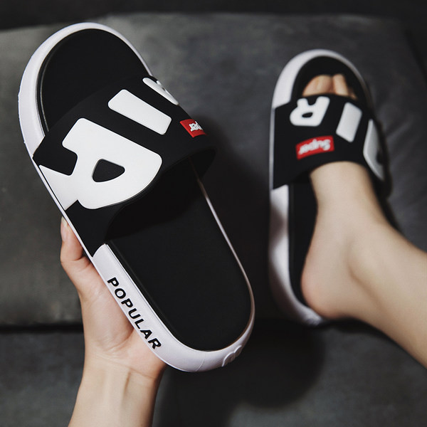 Vīriešu čības ar biezu zoli un uzrakstu