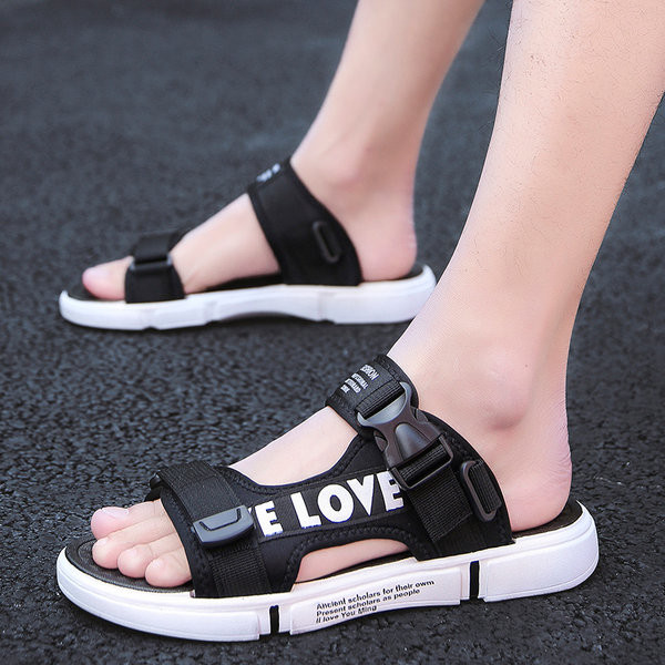 Vasaras vīriešu sandales ar uzrakstu un plakanu zoli