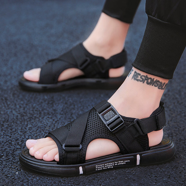 Vasaras vīriešu sandales ar uzrakstu un plakanu zoli