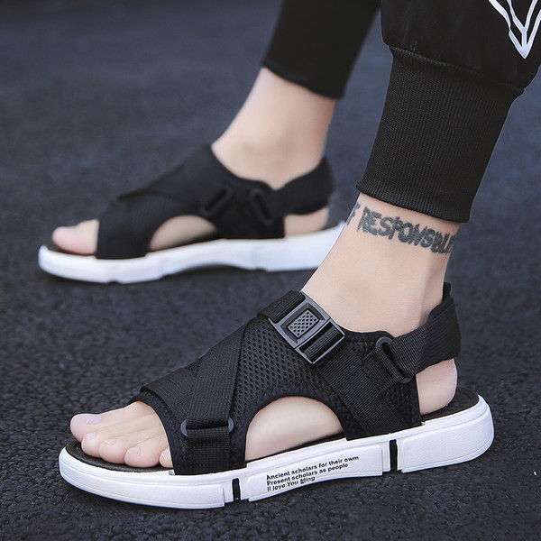 Vasaras vīriešu sandales ar uzrakstu un plakanu zoli