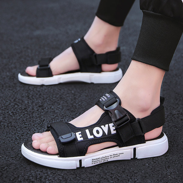 Vasaras vīriešu sandales ar uzrakstu un plakanu zoli