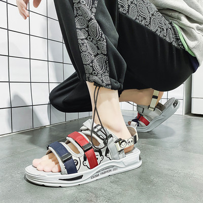 Meeste Rooma stiilis takjakinnituse ja aplikatsiooniga sandaalid