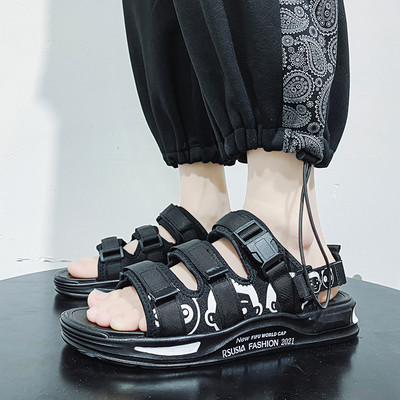 Meeste Rooma stiilis takjakinnituse ja aplikatsiooniga sandaalid