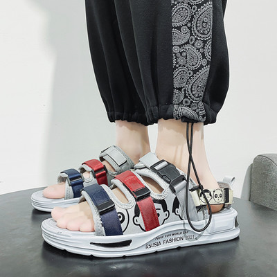 Meeste Rooma stiilis takjakinnituse ja aplikatsiooniga sandaalid