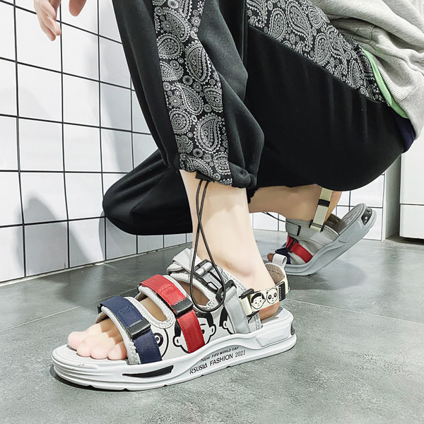 Meeste Rooma stiilis takjakinnituse ja aplikatsiooniga sandaalid