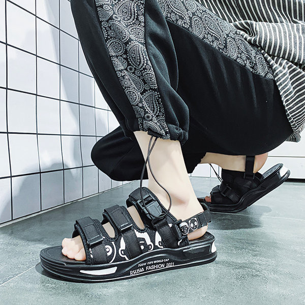 Meeste Rooma stiilis takjakinnituse ja aplikatsiooniga sandaalid