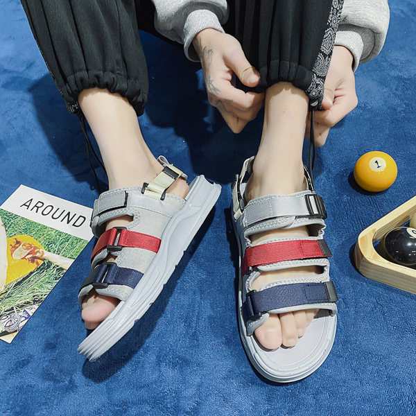 Meeste Rooma stiilis takjakinnituse ja aplikatsiooniga sandaalid