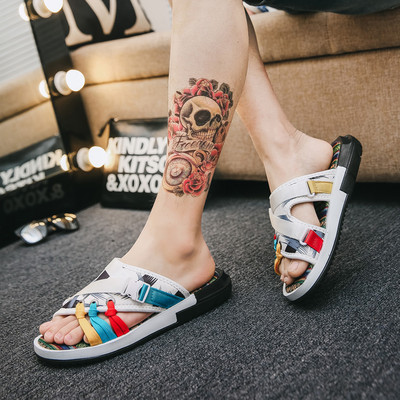 Vīriešu ikdienas čības ar krāsainām saitēm un uzrakstu