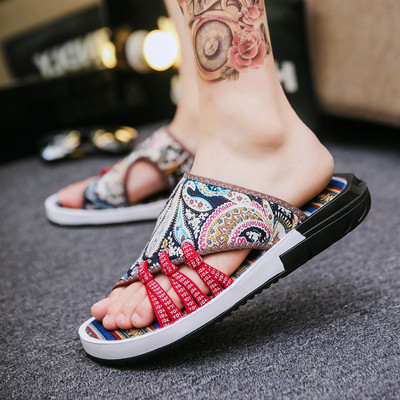 Stilīgas vīriešu čības ar krāsainu aplikāciju un plakanu zoli