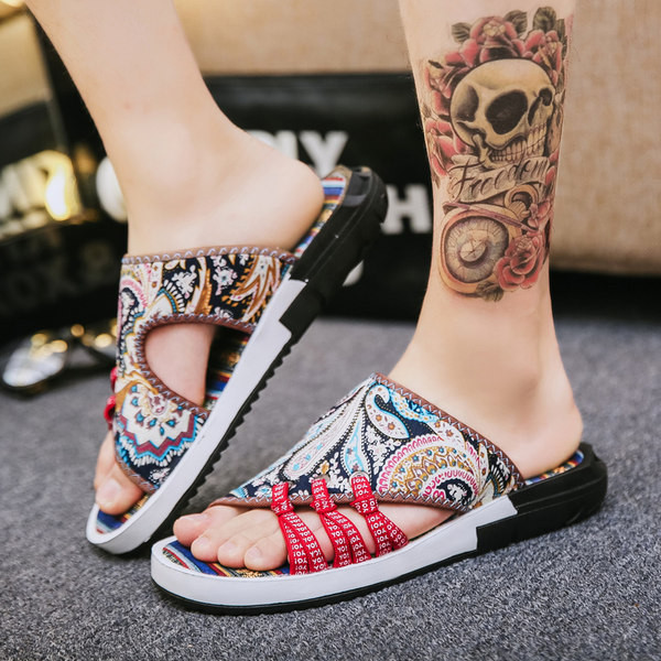 Stilīgas vīriešu čības ar krāsainu aplikāciju un plakanu zoli