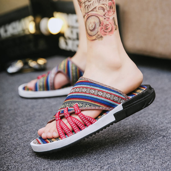 Stilīgas vīriešu čības ar krāsainu aplikāciju un plakanu zoli