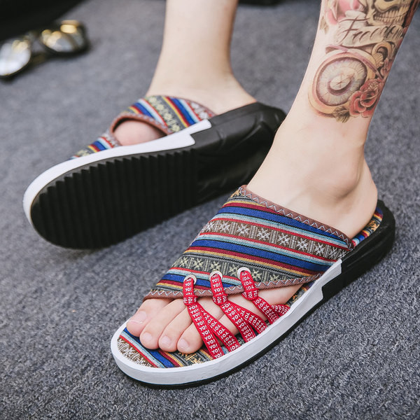 Stilīgas vīriešu čības ar krāsainu aplikāciju un plakanu zoli