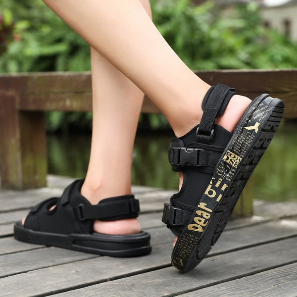 Vīriešu sandales ar uzrakstiem uz zoles