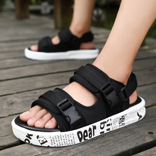 Vīriešu sandales ar uzrakstiem uz zoles