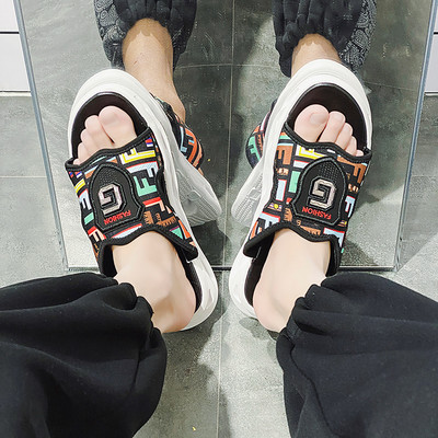 Vīriešu čības ar biezām zolēm un krāsainiem motīviem