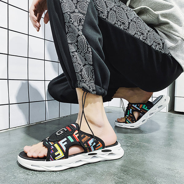 Vīriešu čības ar biezām zolēm un krāsainiem motīviem