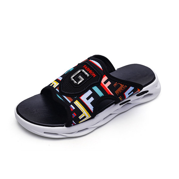 Vīriešu čības ar biezām zolēm un krāsainiem motīviem