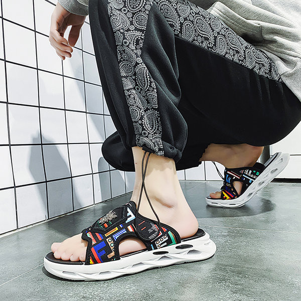 Vīriešu čības ar biezām zolēm un krāsainiem motīviem