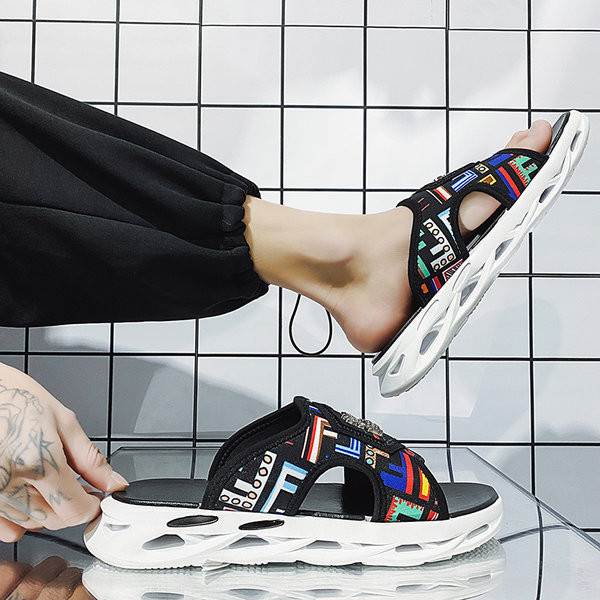 Vīriešu čības ar biezām zolēm un krāsainiem motīviem