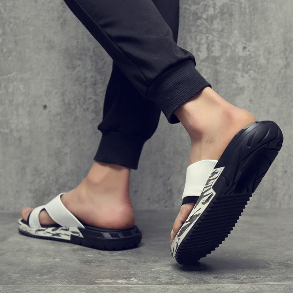 Vīriešu čības ar ādas siksniņu starp pirkstiem