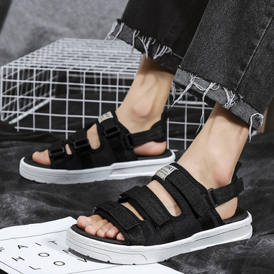 Férfi szandál tépőzárral és emblémával