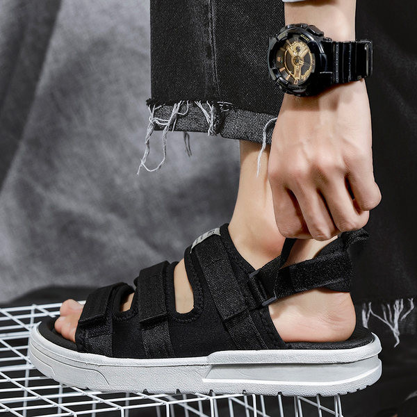 Férfi szandál tépőzárral és emblémával