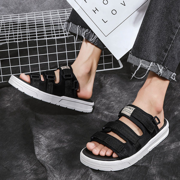 Férfi szandál tépőzárral és emblémával