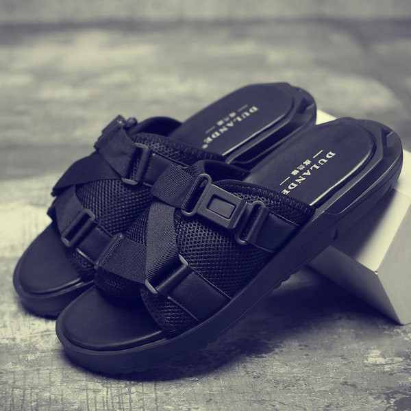 Uus mudel suvised sandaalid plastkinnitusega