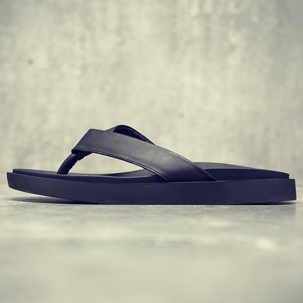 Απλό μοντέλο ανδρικές  παντόφλες με λουράκι ανάμεσα στα δάχτυλα