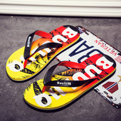 Vasaras vīriešu flip-flops starp pirkstiem