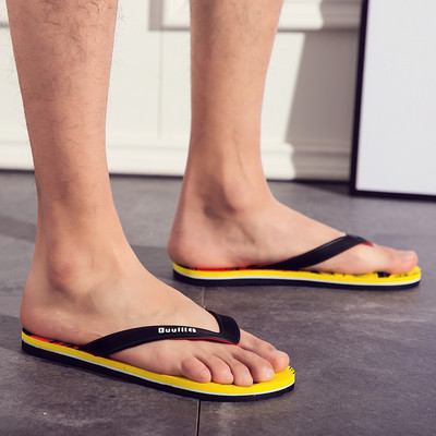 Vasaras vīriešu flip-flops starp pirkstiem