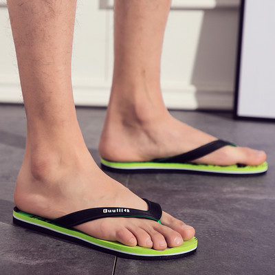 Vasaras vīriešu flip-flops starp pirkstiem