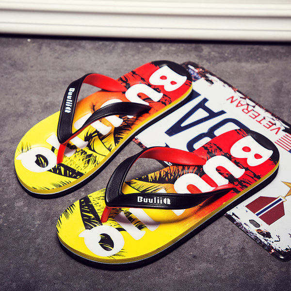 Vasaras vīriešu flip-flops starp pirkstiem