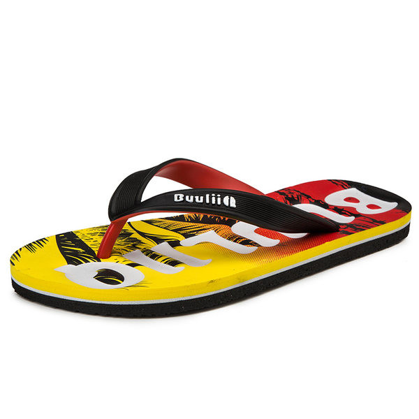 Vasaras vīriešu flip-flops starp pirkstiem