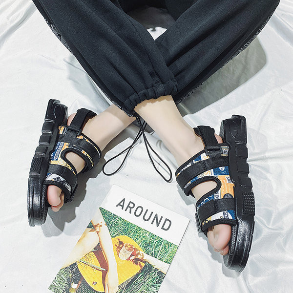 Ikdienas vīriešu sandales ar raupju zoli un aplikāciju