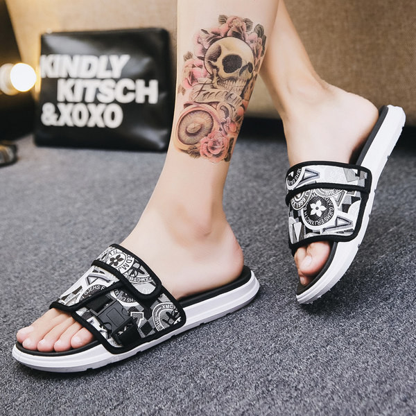 Férfi papucs színes rátéttel és felirattal